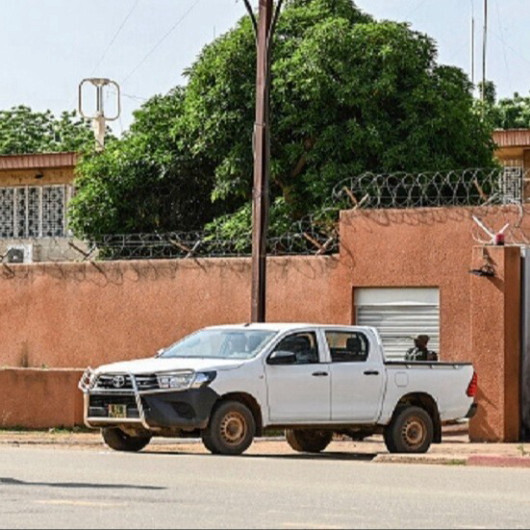 فرنسا تعلن جاهزيتها للرد على استهداف منشآتها العسكرية والدبلوماسية بالنيجر 
