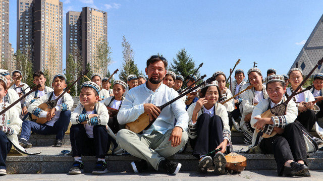 L'artiste kazakh, Ibragim Eskendir avec l’instrument de musique traditionnel des Kazakhs le "dombra". Crédit photo: AA