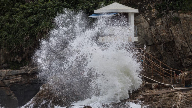 Les vagues générées par le typhon Saola sur une plage de Hong Kong en Chine. Crédit photo: DALE DE LA REY / AFP