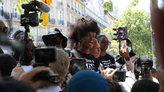 La sœur d'Adama Traoré, Assa Traoré, s'exprime lors d'une manifestation en faveur d'Adama Traore, le 08 juillet 2023 à Paris, France. Crédit photo : AA