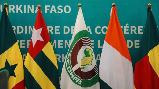 Le drapeau de la CEDEAO (Communauté économique des États de l'Afrique de l'Ouest) et les drapeaux des pays membres. Crédit photo: Nipah Dennis / AFP