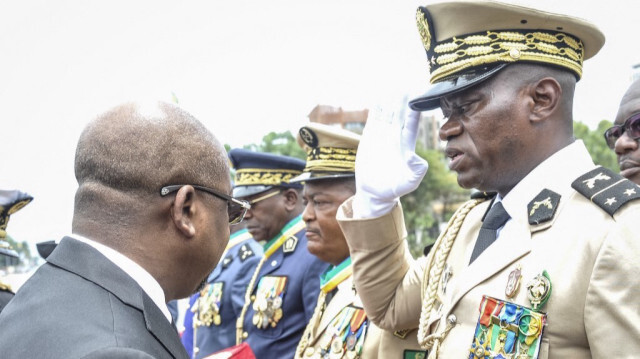 Le chef de la garde républicaine d'élite du Gabon, le général Brice Oligui Nguema (à droite), est décoré par le Premier ministre gabonais Alain Claude Bilie Bie Nze (à gauche) à Libreville. Crédit photo: AFP