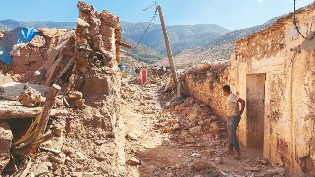 Büyük ölçüde kırsal olan bölge, kayalıkların yoğun olduğu dağlar, geçitler, akarsu ve göllerden oluştuğu için yardım ekiplerin ulaşmakta zorlanıyor.