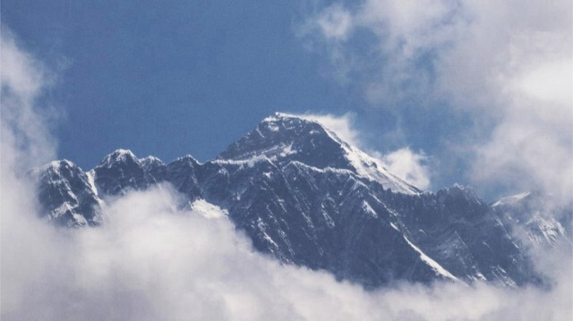 متسلق جبال ينجو بأعجوبة إثر سقوطه من قمة جبلية بارتفاع 600 متر
