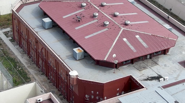 Vue aérienne de la prison de haute sécurité de La Roca avec un drone sur le toit,  à Guayaquil, Équateur, prise le 12 septembre 2023. Crédit photo: STRINGER / AFP
