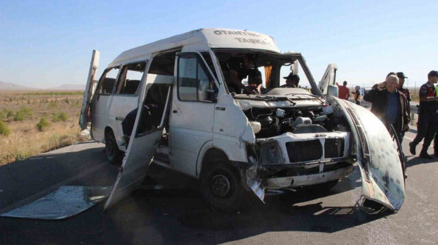 Karaman'da kaza yapan köy minibüsünde ölü sayısı 2'ye yükselirken hastaneye kaldırılan 10 kişinin de tedavisinin devam ettiği belirtildi.