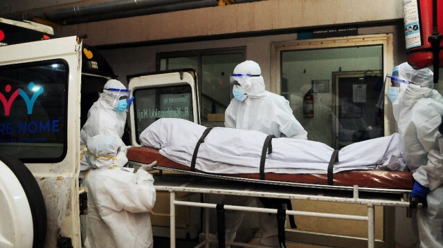 Des agents de santé portant des équipements de protection déplacent le corps d'une personne décédée d'une infection par le virus Nipah en Inde. Crédit photo: AFP
