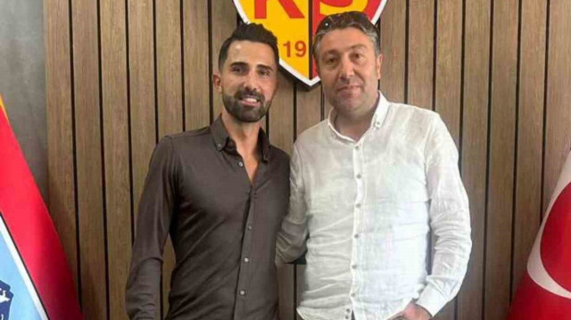 Hasan Ali Kaldırım tesislerde sözleşmeyi imzaladı. 