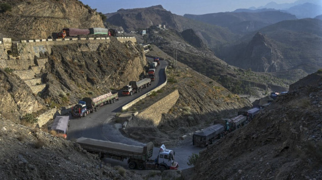 Des camions sont garés le long d'une route près de la frontière pakistano-afghane à Torkham au Pakistan. Crédit photo:  ABDUL MAJEED / AFP