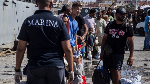 Des migrants rassemblés dans le port de l'île de Lampedusa, avant d'être transférés à Porto Empedocle en Sicile, le 15 septembre 2023. Crédit photo: ALESSANDRO SERRANO / AFP
