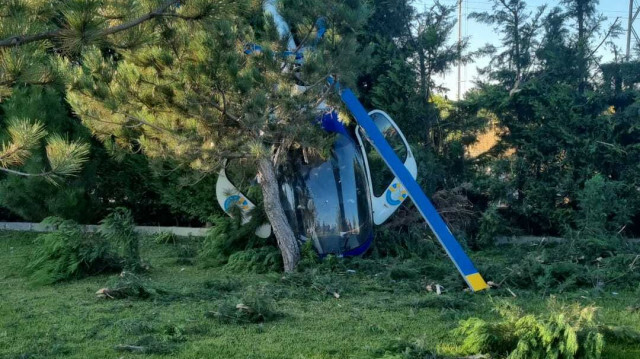 Afyonkarahisar'da bir otelin bahçesine iniş sırasında rüzgara kapılan helikopter ağaçlara çarptı.