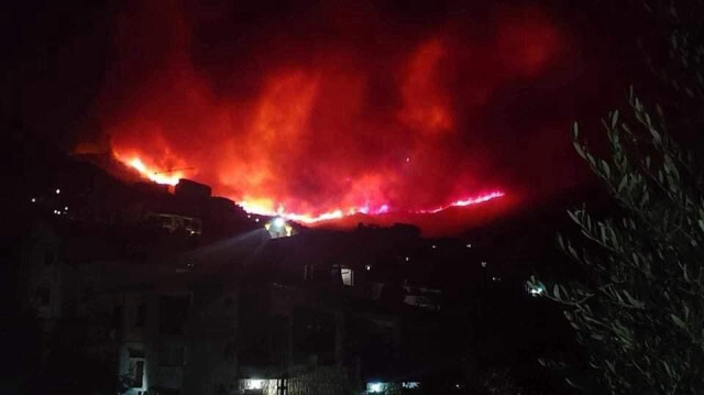 La nuit d'incendie à Béjaia, en Algérie. Crédit Photo: le compte twitter officiel de Tajmaât. 