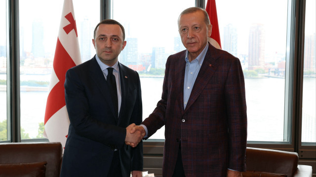 Birleşmiş Milletler (BM) 78. Genel Kurulu'na katılmak üzere New York'ta bulunan Cumhurbaşkanı Recep Tayyip Erdoğan, Gürcistan Başbakanı Irakli Garibaşvili'yi kabul etti.

