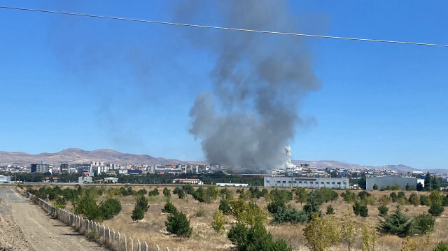 Yangın nedeniyle yükselen dumanlar, Ankara'nın birçok noktasından görüldü.