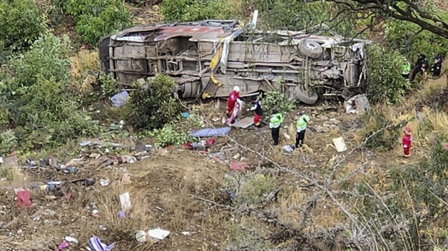 Le bus endommagé lors de l'accident dans le sud-est du Pérou, le 18 septembre 2023. Crédit photo: ANCO MUNICIPALITY / AFP

