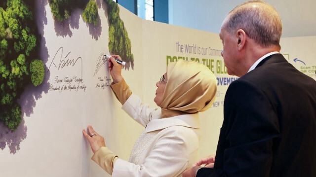 Le Président turc Recep Tayyip Erdogan et son épouse Emine Erdogan assistent à une cérémonie de signature dans le cadre de l'événement "Towards a Global Zero Waste Movement" à New York aux États-Unis. Crédit photo: AA