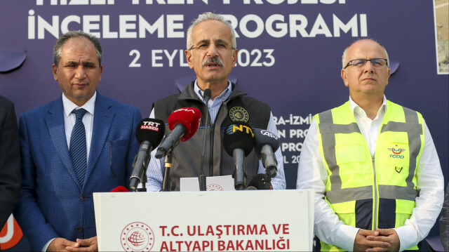 Ulaştırma ve Altyapı Bakanı Abdulkadir Uraloğlu , Ankara-İzmir Hızlı Tren Projesi güzergahındaki Afyonkarahisar ve Uşak kesimlerinin ardından, Manisa'nın Alaşehir ilçesindeki "Eşme-Salihli Projesi T21 Tüneli"nin inşaatında incelemelerde bulundu. Bakan Uraloğlu, burada açıklamalarda bulundu.