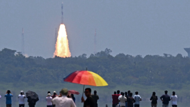 Des personnes regardant le lancement de la fusée PSLV XL transportant la sonde Aditya-L1, le premier observatoire indien basé dans l'espace pour étudier le Soleil, depuis le centre spatial Satish Dhawan à Sriharikota, le 2 septembre 2023. Crédit Photo: R. Satish BABU / AFP

