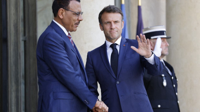 Le Président nigérien déchu Mohamed Bazoum et le Président français Emmanuel Macron, lors du Sommet sur le Nouveau Pacte Financier Mondial, à Paris, le 23 juin 2023.
Crédit photo: LUDOVIC MARIN / AFP.