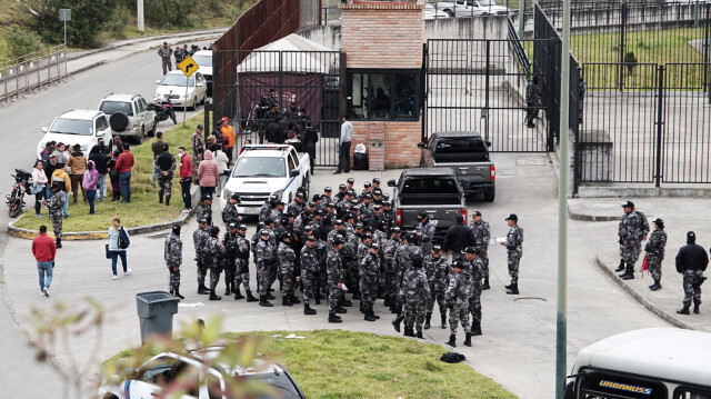 Des policiers se rassemblent devant la prison de Turi à Cuenca, en Équateur. Crédit photo: Fernando MACHADO / AFP