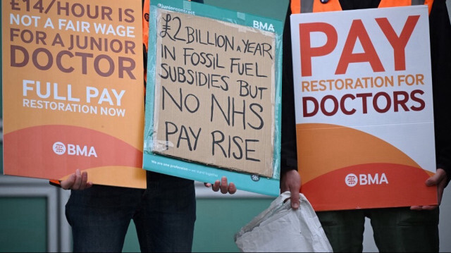 Des salariés du National Health Service tenant des pancartes devant le centre hospitalier University College Hospital, à Londres, le 20 septembre 2023. Crédit photo: JUSTIN TALLIS / AFP

