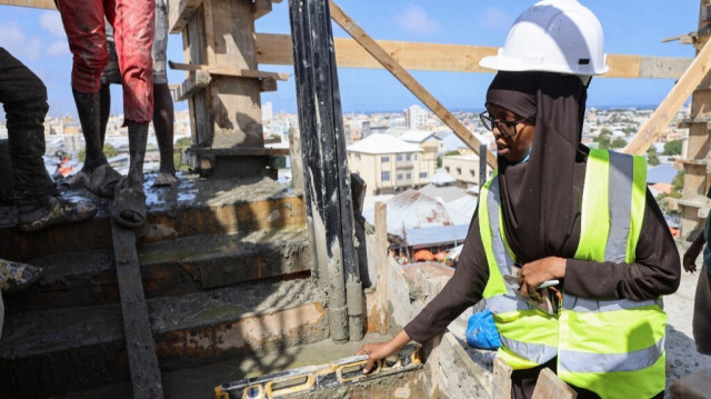 L'ingénieur civil Fathi Mohamed Abdi supervise un chantier de construction à Mogadiscio, en Somalie. Crédit photo: Hassan Ali ELMI / AFP