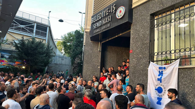 İstanbul Büyükşehir Belediyesi (İBB) ve iştirak şirketi çalışanları, imzalanan toplu iş sözleşmesine itiraz ederek Belediye-İş Sendikası önünde eylem yaptı.