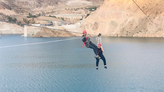 Yusufeli Belediye Başkanı Eyüp Aytekin, zipline yaparken mahsur kaldı.