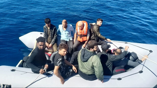 Balıkesir açıklarında 13 düzensiz göçmen kurtarıldı