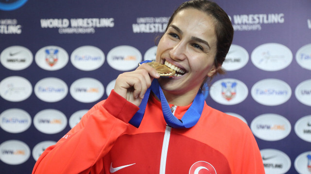 Buse Tosun Cavusoglu de la Turquie, pose pour une photo sur le podium après avoir remporté la médaille d'or de lutte féminine catégorie 68kg aux Championnats du monde de lutte à Belgrade, Serbie, le 21 septembre 2023. Crédit Photo: AA Sports.