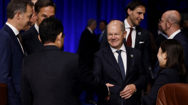 Le chancelier allemand Olaf Scholz (2eD) s'entretient avec le premier ministre belge Alexander De Croo (G) et le premier ministre japonais Fumio Kishida (2eL) lors d'une réunion du Conseil de l'Atlantique Nord (CAN) avec les partenaires de l'Asie-Pacifique pendant le sommet de l'OTAN à Vilnius, le 12 juillet 2023.