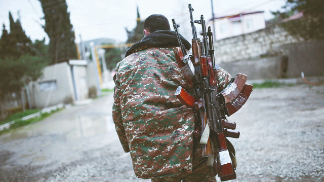 Azerbaycan güvenlik güçleri, Kelbecer ilinin Gozlukörpü yerleşim yerinde bulunan bir çiftliğin ahır bölümünün mühimmat deposu olarak kullanıldığının tespit etti.