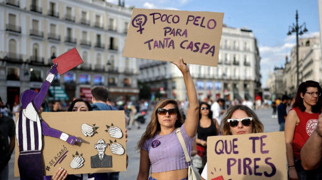 Des femmes participant à une manifestation contre la suspension du président de la Fédération royale espagnole de football (RFEF), Luis Rubiales, à l'appel de groupes féministes et d'associations d'étudiants, à Madrid, le 1er septembre 2023. Crédit Photo: Thomas COEX / AFP
