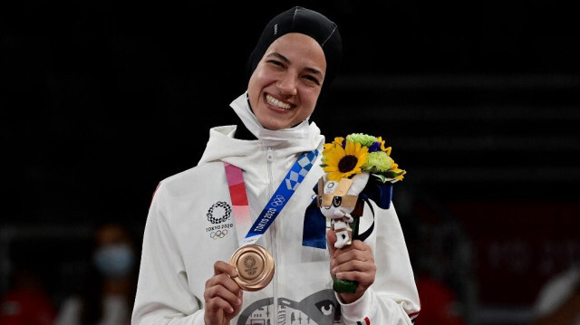 L'Égyptienne Hedaya Wahba posant sur le podium après les combats pour la médaille d'or du taekwondo féminin -67kg lors des Jeux Olympiques de Tokyo 2020 au Makuhari Messe Hall à Tokyo, le 26 juillet 2021. Crédit Photo: Javier SORIANO / AFP

