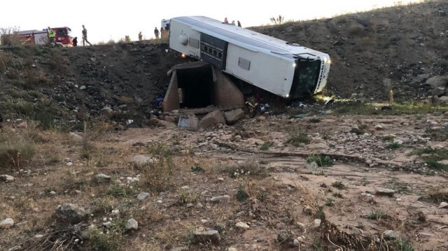 Erzurum'da yolcu otobüsü şarampole devrildi