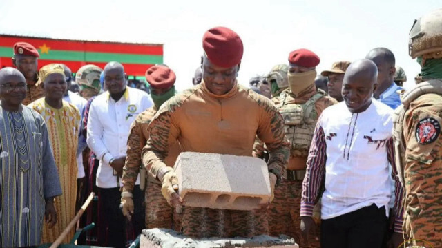 Le capitaine Ibrahim Traoré a posé la première pierre d’une usine de transformation de tomate et fruit. Crédit photo: APANEWS