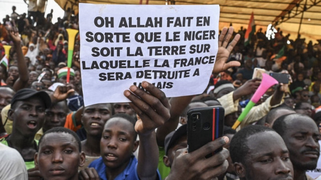 Les Nigérians manifestent devant la base aérienne nigérienne et française pour demander le départ de l'armée française du Niger, à Niamey, le 16 septembre 2023. Crédit photo : AFP