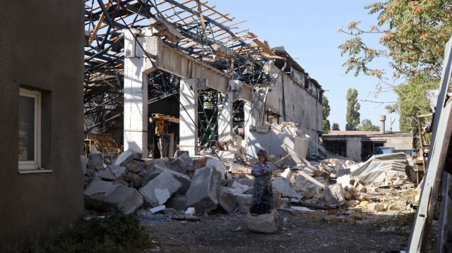 Une femme près d'un bâtiment endommagé par une attaque russe dans la région d'Odessa, dans le sud de l'Ukraine, le 25 septembre 2023. Crédit photo: OLEKSANDR GIMANOV / AFP
