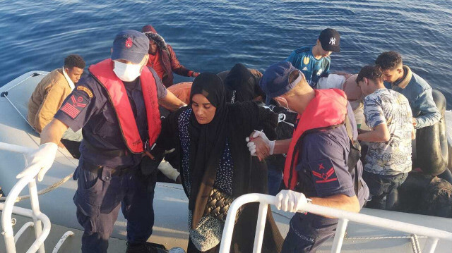 Lastik bottaki 56 yabancı uyruklu düzensiz göçmen karaya çıkarıldı