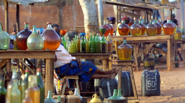 Une femme qui vend de l'essence de mauvaise qualité, appelée "kpayo",au Bénin. Crédit photo: ISSOUF SANOGO / AFP