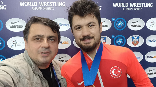 Dünya şampiyonu güreşçi Ali Cengiz, ilk duygularını Yeni Şafak Muhabiri Engin Albayrak'la paylaştı. 