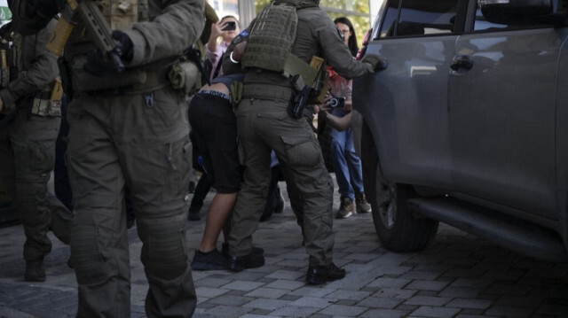 Des membres de l'unité spéciale d'intervention du Kosovo escortent l'un des tireurs serbes présumés impliqués dans les fusillades près du village de Banjska, le 26 septembre 2023. Crédit photo: ARMEND NIMANI / AFP
