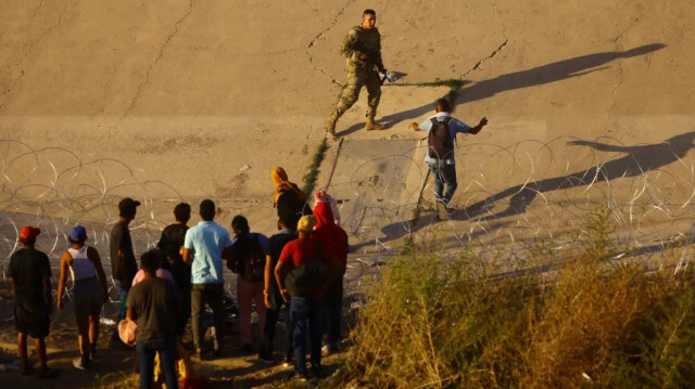 Sınırdaki çalışmayı fırsat bilen göçmenler koşarak ABD’ye geçti