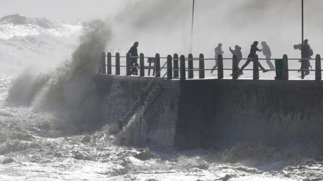 Şiddetli fırtına, özellikle ülkenin güneybatı kıyılarında can ve mal kayıplarına yol açıyor
