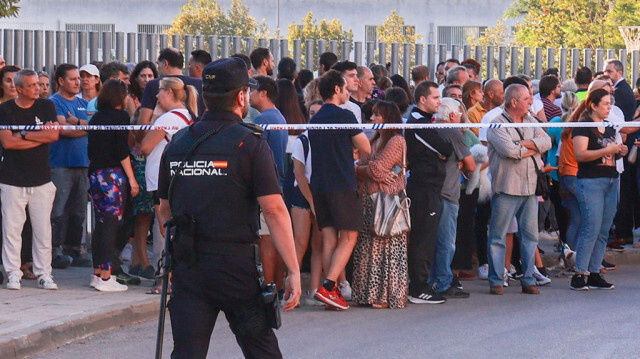 Rassemblement des parents devant l'établissement scolaire espagnol bouclé par la police espagnol, le 28 septembre 2023, en Andalousie. Crédit photo: X / @CSurNoticias
