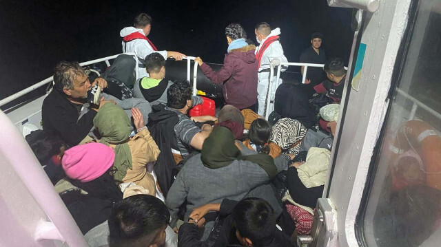 Yunanistan'ın geri ittiği lastik bottaki 40 göçmen kurtarıldı