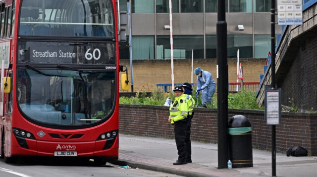 Un agent de la police scientifique travaillant à l'intérieur du cordon de police devant le Whitgift Centre sur Wellesley Road, suite à l'agression mortelle de la jeune fille de 15 ans, à Londres, le 28 septembre 2023. Crédit photo: JUSTIN TALLIS / AFP



Crédit photo: JUSTIN TALLIS / AFP
