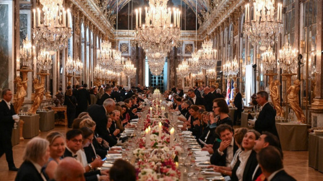 Des invités assistent à un banquet d'État au château de Versailles à Paris. Crédit photo: DANIEL LEAL / POOL / AFP