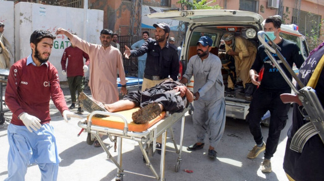 Des membres du personnel de sécurité transportent sur des civières des victimes de l'explosion au Pakistan le 28 septembre 2023. Crédit photo: AFP