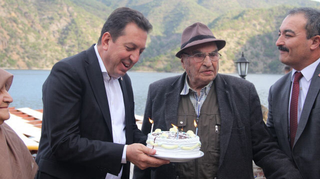 معمر تركي يحتفل بعيد ميلاده الرابع بعد المئة